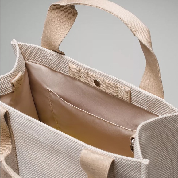Lululemon Two-Tone Canvas Tote Bag
Mini 4.5L- Mojave Tan/Light Ivory - Picture 5 of 6